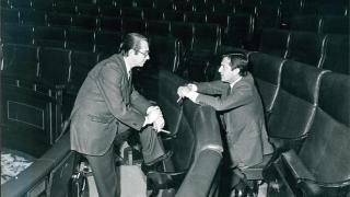 El exministro de Agricultra, Jaime Lamo (i), conversa con el expresidente del Gobierno, Adolfo Suárez, en el Congreso de los Diputados durante la Transición.