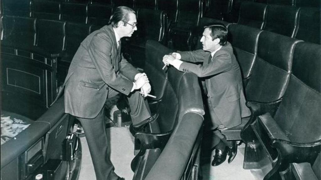 El exministro de Agricultra, Jaime Lamo (i), conversa con el expresidente del Gobierno, Adolfo Suárez, en el Congreso de los Diputados durante la Transición.