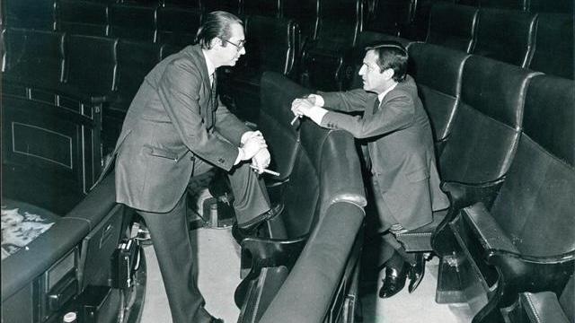 El exministro de Agricultra, Jaime Lamo (i), conversa con el expresidente del Gobierno, Adolfo Suárez, en el Congreso de los Diputados durante la Transición.