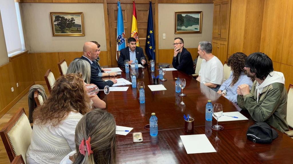 Reunión del delegado del Gobierno en Galicia con los cooperativistas de Xuxán.