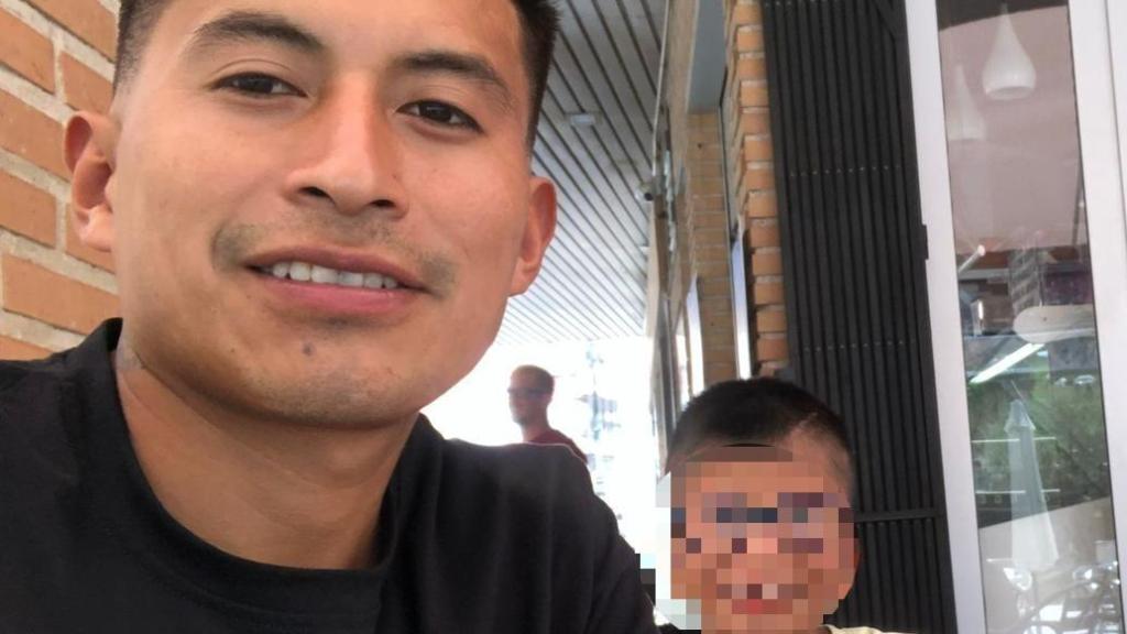 El ecuatoriano Edwin Guillermo, de 32 años, posando feliz junto a sus dos hijos.