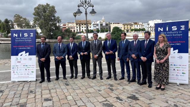 El consejero de Industria, Jorge Paradela, y el alcalde de Sevilla, José Luis Sanz, entre los participantes en la puesta de largo de NISE.
