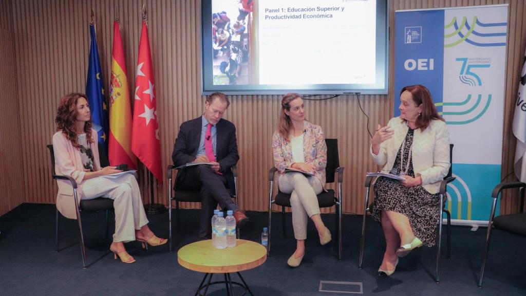 Una de las mesas durante el seminario de la OEI.