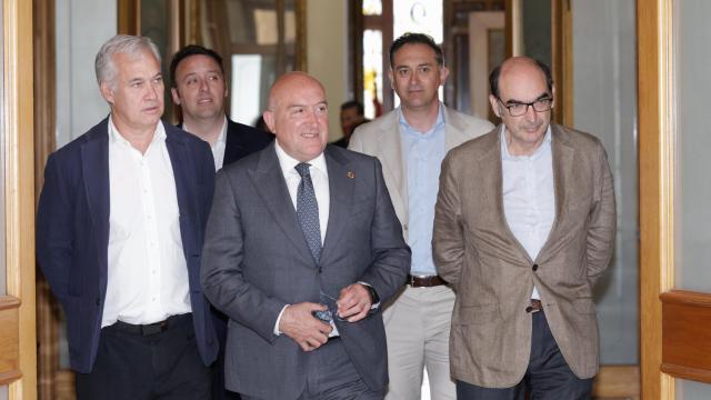 El alcalde de Valladolid, Jesús Julio Carnero, en la reunión con los miembros de Viding, que van a instalar un centro deportivo en la ciudad