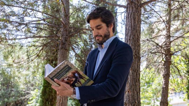 Eduardo de la Rosa hojea las páginas de su libro.