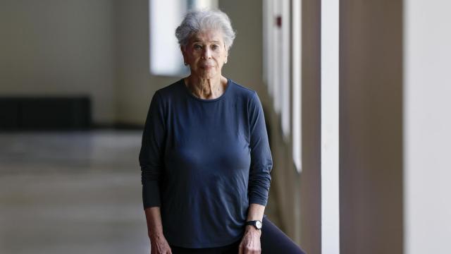 La escritora estadounidense Vivian Gornick antes de participar este lunes en la Fundación Telefónica de Madrid una rueda de prensa con motivo del lanzamiento en España de 'Por qué algunos hombres odian a las mujeres'. EFE/ Sergio Pérez