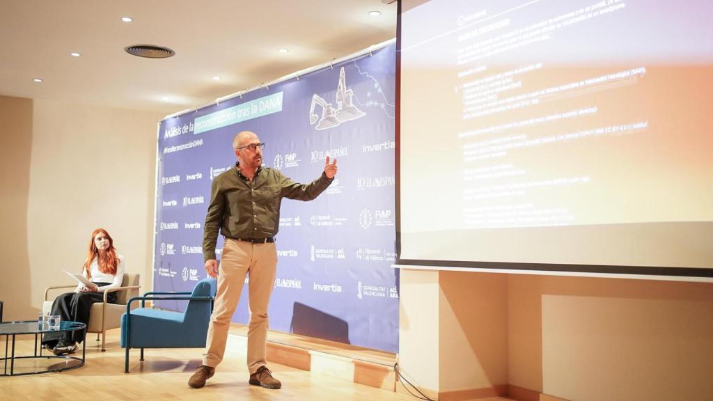 Miguel Sala, creador de la web Hidroalerta, durante el foro Análisis de la reconstrucción tras la dana. Laura Mateo