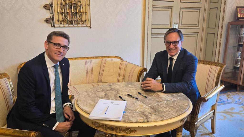 El director general de la entidad financiera, Víctor Manuel Martín López y el alcalde de Salamanca, Carlos García Carbayo.