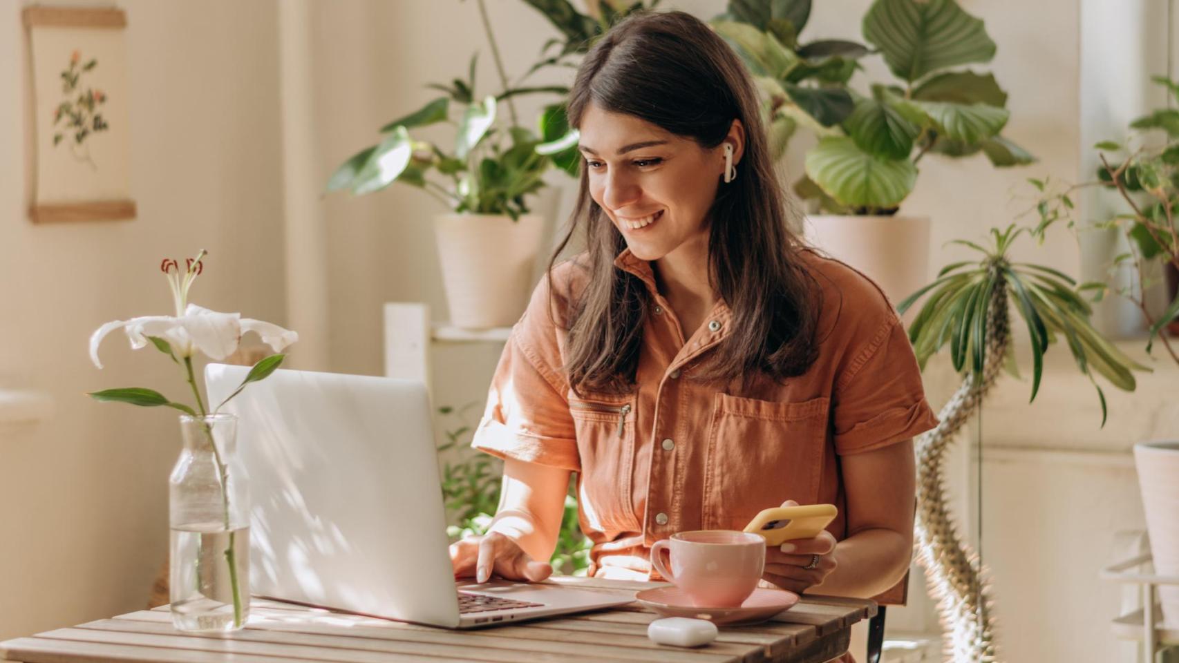 Según la Agencia Internacional de Energía, teletrabajar dos días a la semana reduciría las emisiones de CO2 en un 40%.