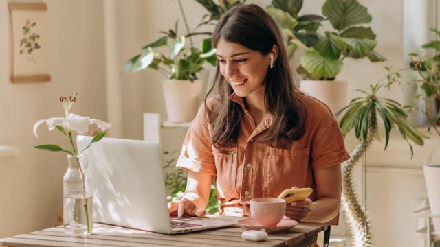 Según la Agencia Internacional de Energía, teletrabajar dos días a la semana reduciría las emisiones de CO2 en un 40%.