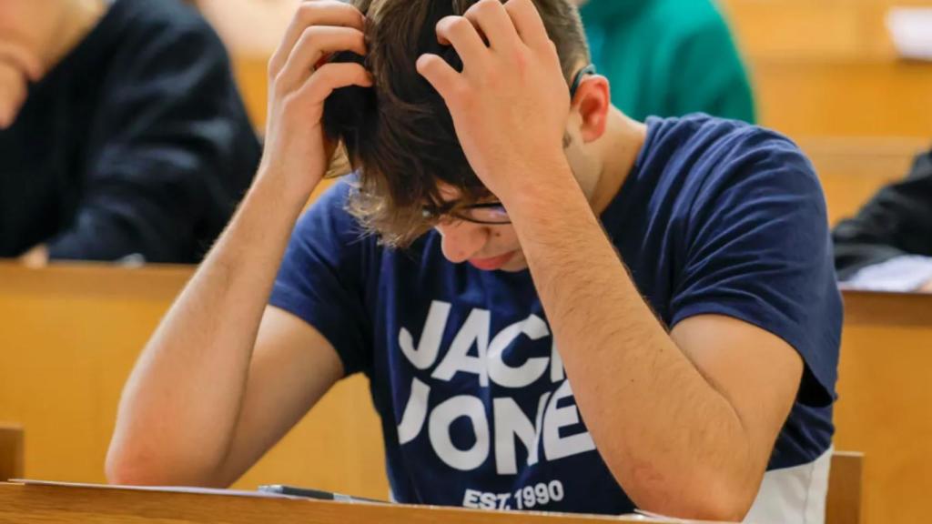 Un chico estresado durante un examen de la PAU.