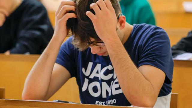 Un chico estresado durante un examen de la PAU.