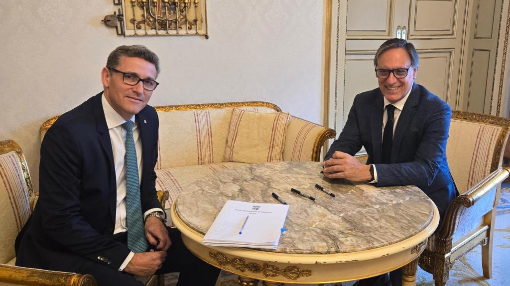 El director general de la entidad financiera, Víctor Manuel Martín López y el alcalde de Salamanca, Carlos García Carbayo.