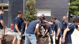 Los bomberos de la Diputación de Valladolid durante el homenaje a Fernando Navarro, este lunes en el municipio vallisoletano de Íscar