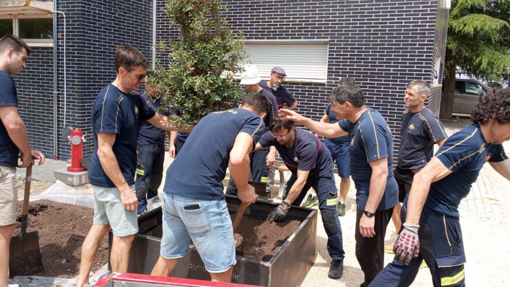 Los bomberos de la Diputación de Valladolid durante el homenaje a Fernando Navarro, este lunes en el municipio vallisoletano de Íscar