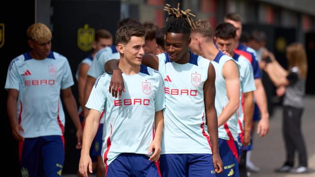 Nico Williams, junto a Gavi en la concentración de la Selección en Las Rozas