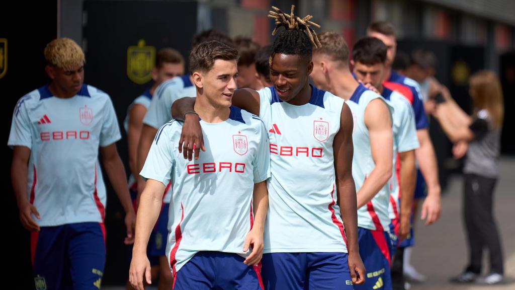 Nico Williams, junto a Gavi en la concentración de la Selección en Las Rozas