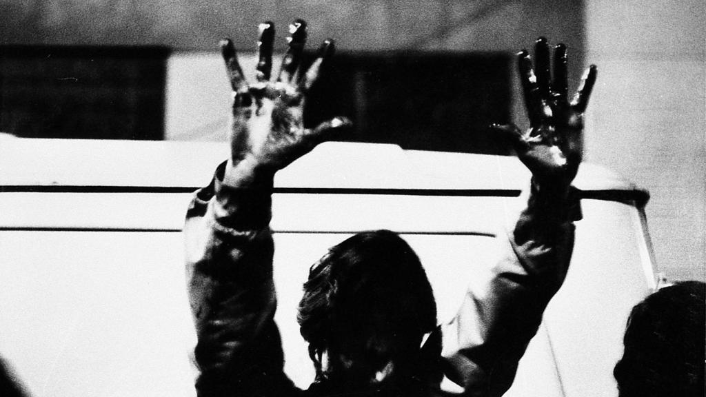 Manos ensangrentadas por la muerte de José Luis Montañés y Emilio Martínez, 13 de diciembre de 1979. Foto: Andrés Palomino