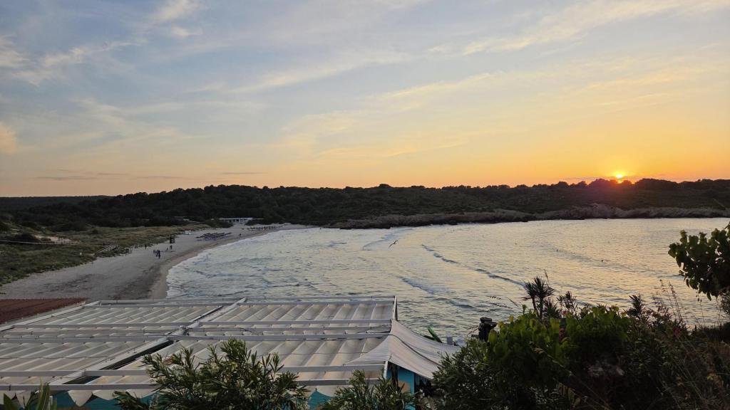 Atardecer en los alrededores de Menorca donde se imparte el icónico programa de deceleración liderado por Marcos Martín.