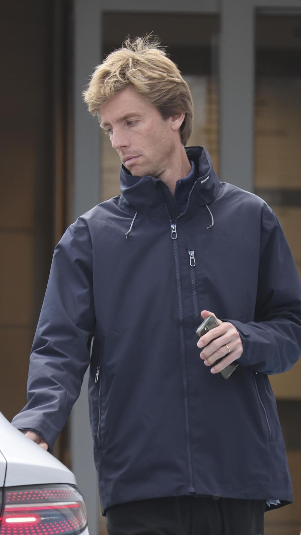 Christian, saliendo del centro médico tras visitar a su padre.