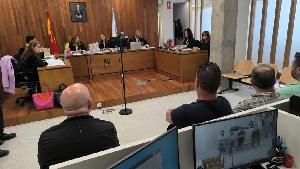 El exalcalde pedáneo de Bembrive (Vigo), Roberto Ballesteros, junto a otros tres acusados, en un nuevo juicio por delitos de falsedad, prevaricación y malversación. A 2 de junio de 2025