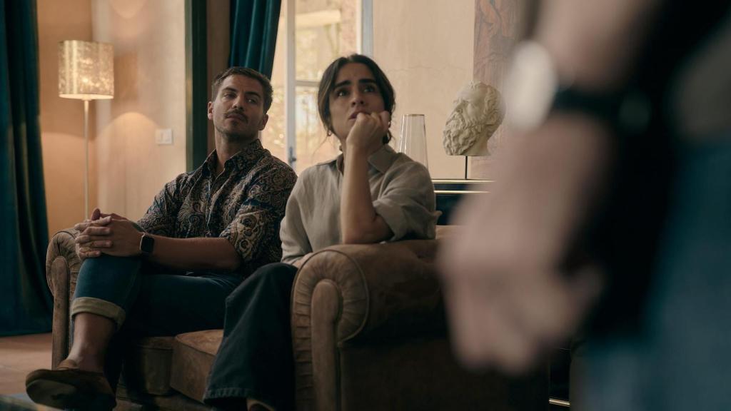 Maxi Iglesias y Fariba Sheikhan en una escena de la serie 'Matices'.