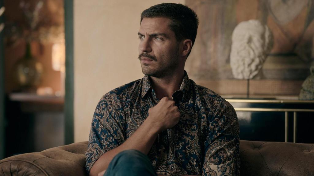 Maxi Iglesias en una escena de la serie 'Matices'.
