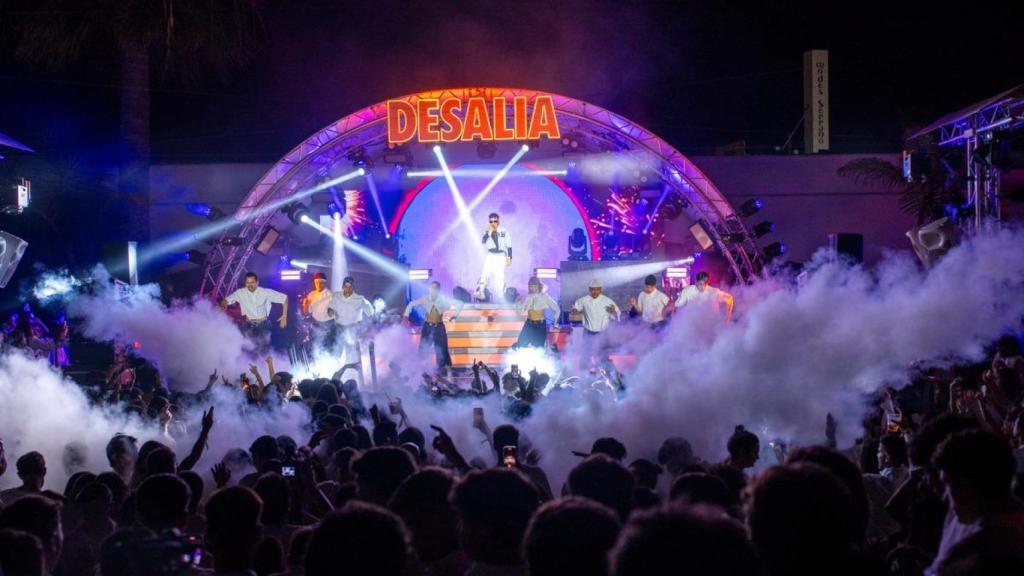 La gran noche de blanco en Desalia, con luces, música y cientos de asistentes vibrando al unísono.