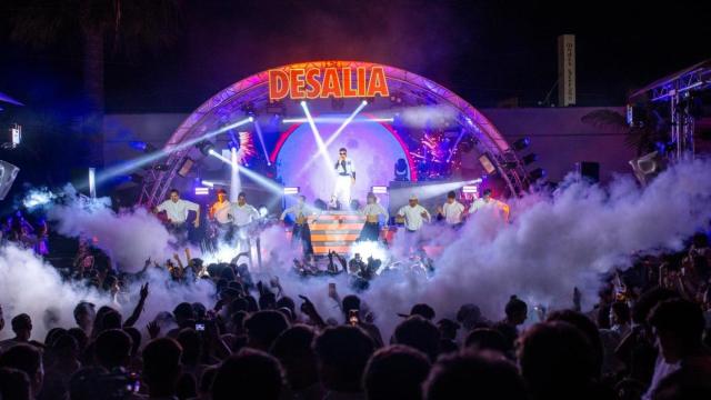 La gran noche de blanco en Desalia, con luces, música y cientos de asistentes vibrando al unísono.