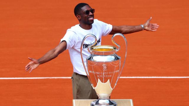 Ousmane Dembelé, con el trofeo de la Champions antes del partido de Roland Garros entre Djokovic y Norrie.