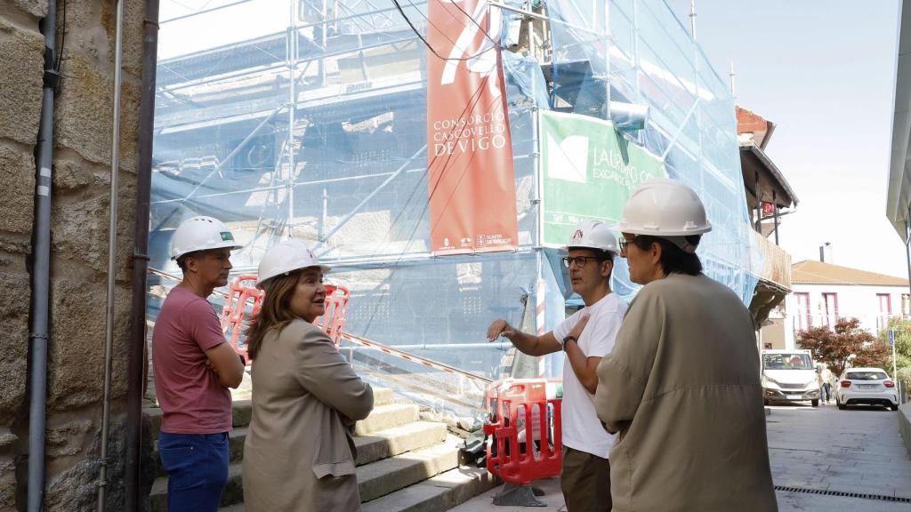 La presidenta del Consorcio Casco Vello de Vigo, Ana Ortiz, visitando la rehabilitación del edificio de Rúa Hortas