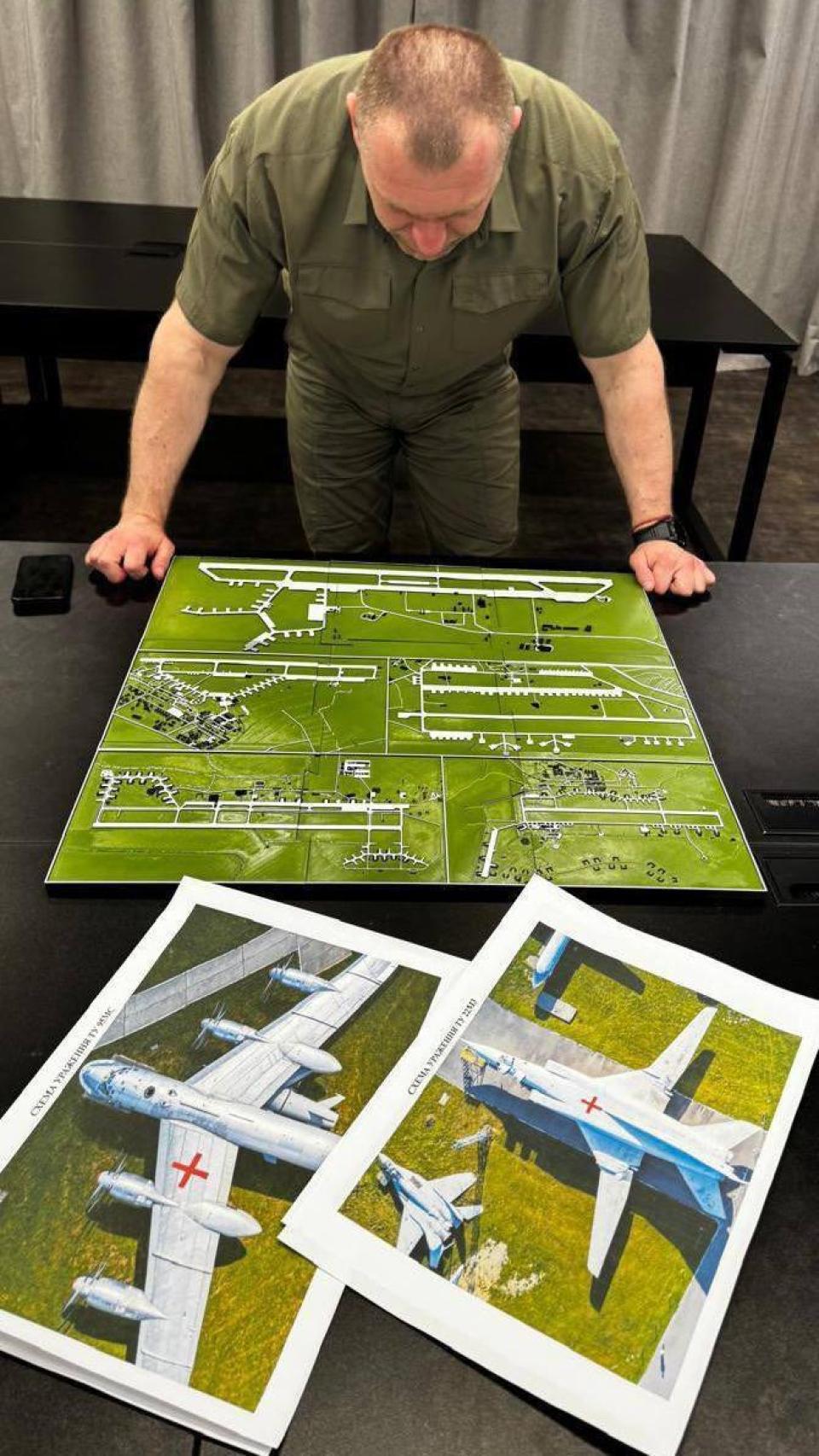 Vasyl Malyuk, jefe de SBU, frente a documentos sobre la Operación Telaraña