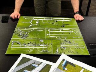 Vasyl Malyuk, jefe de SBU, frente a documentos sobre la Operación Telaraña