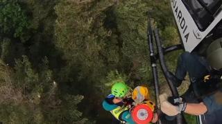 Momentos en el que los equipos del Greim descienden para acceder al lugar del accidente que se ha cobrado la vida de un barranquista