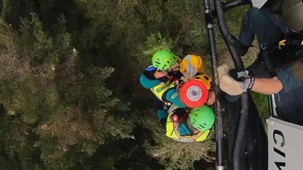Momentos en el que los equipos del Greim descienden para acceder al lugar del accidente que se ha cobrado la vida de un barranquista