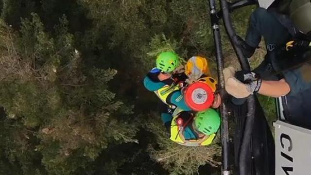 Momentos en el que los equipos del Greim descienden para acceder al lugar del accidente que se ha cobrado la vida de un barranquista