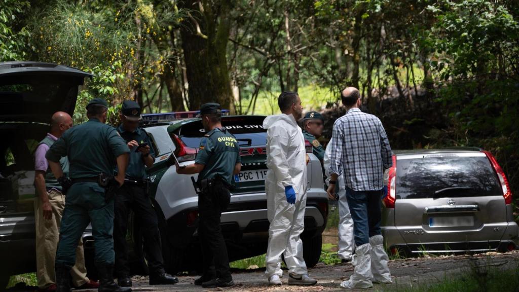 Agentes de la Guardia Civil en el lugar en el que se encontraron los cuerpos.