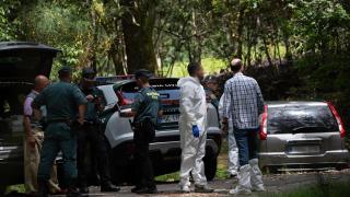 Agentes de la Guardia Civil en el lugar en el que se encontraron los cuerpos.