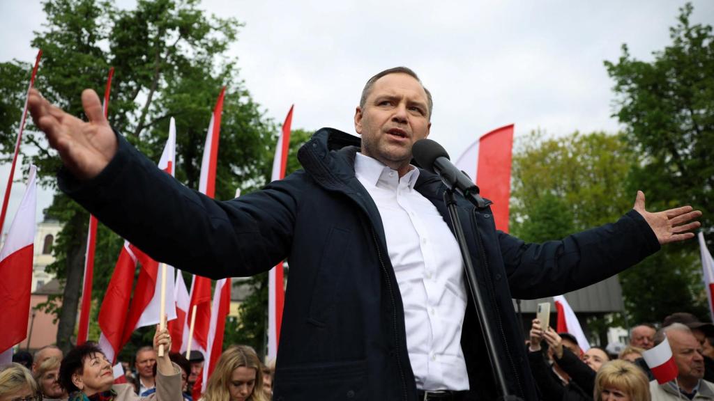 Karol Nawrocki durante un mitin.