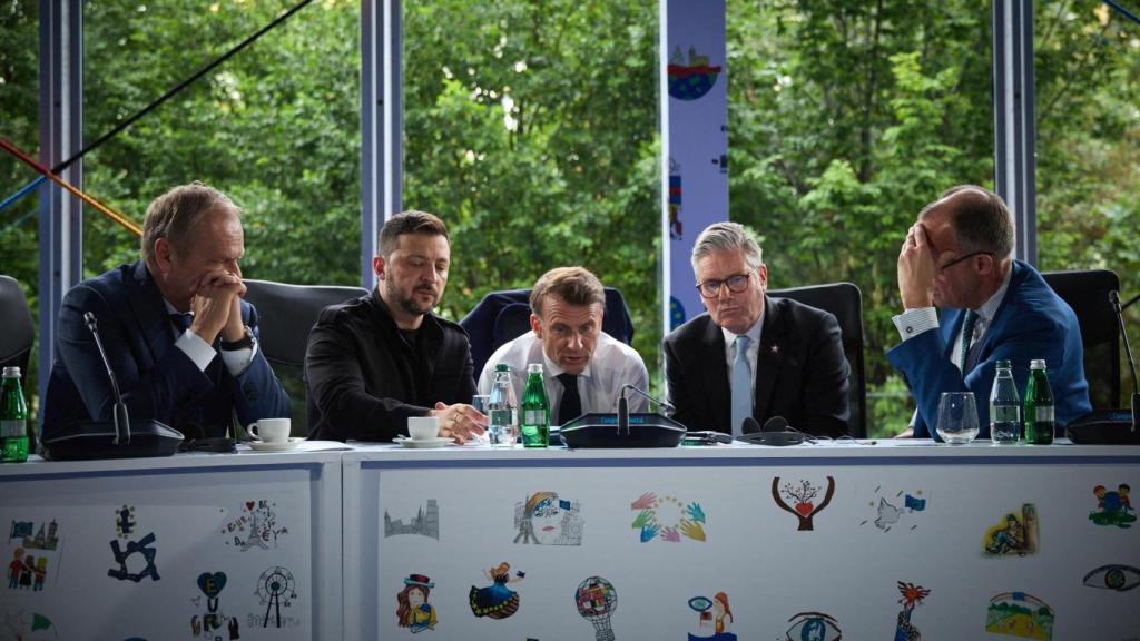 El presidente de Ucrania, Volodymyr Zelenskiy, el primer ministro británico, Keir Starmer, el presidente de Francia, Emmanuel Macron, el canciller alemán, Friedrich Merz, y el primer ministro polaco, Donald Tusk, hablan por teléfono con el presidente de Estados Unidos, Donald Trump, en mayo de 2025.