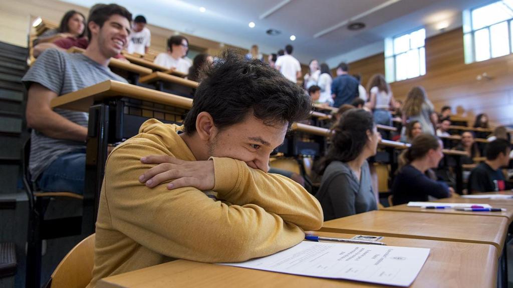 Varios estudiantes durante la celebración de la la EVAU en la UCM.