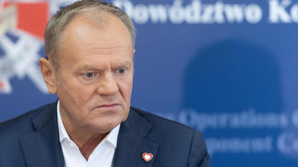 El primer ministro polaco, Donald Tusk, asiste a una reunión informativa en el Centro de Operaciones Marítimas - Comando del Componente Marítimo en Gdynia, Polonia, el 22 de mayo de 2025.
