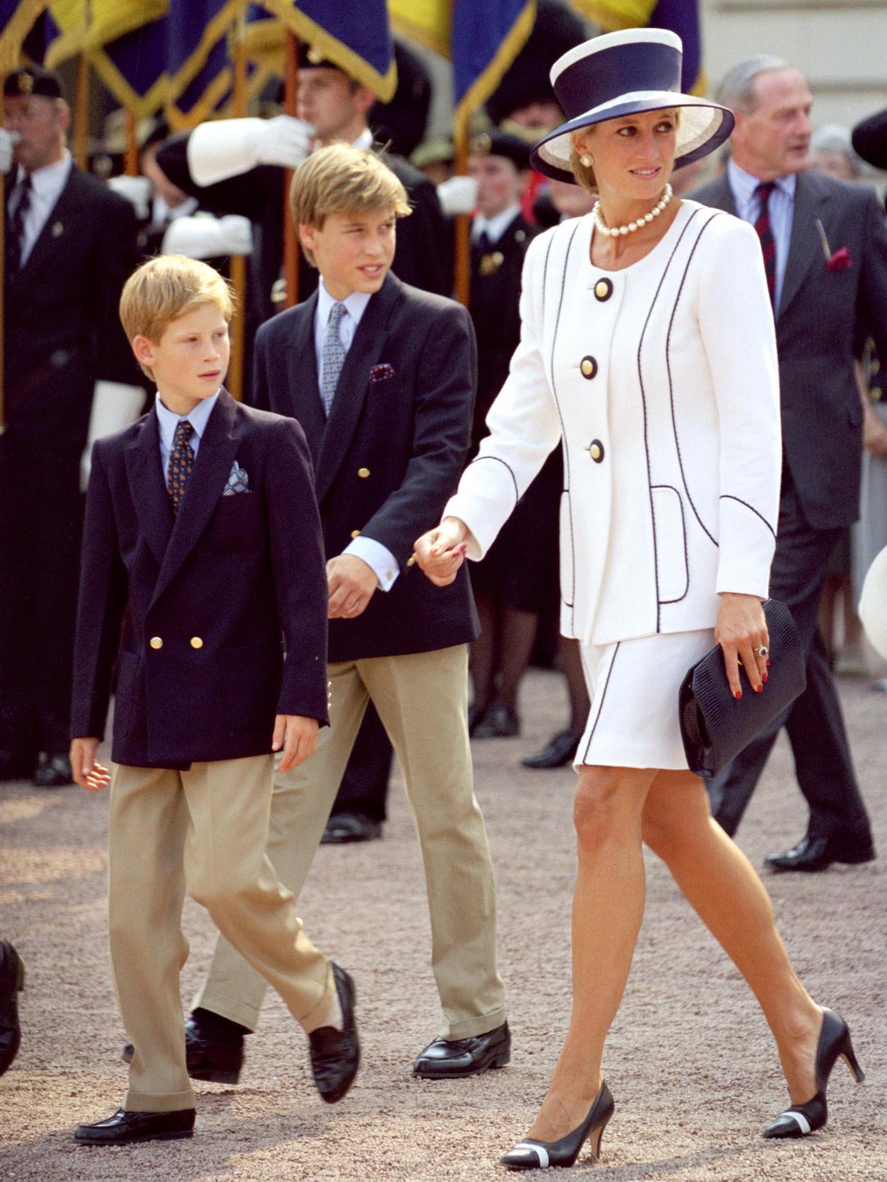 El príncipe Harry junto a su hermano Guillermo y su madre, Diana.