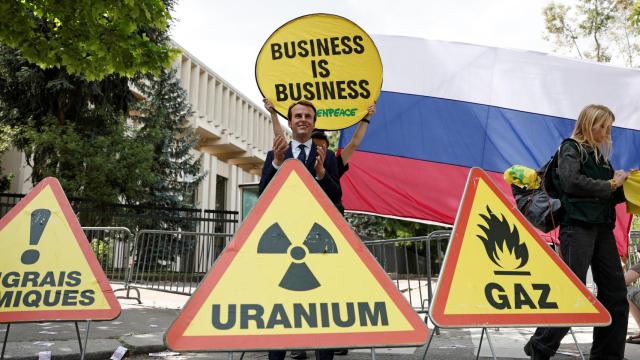 Activistas de Greenpeace con la figura de cera de Macron en una protesta cerca de la Embajada de Rusia en París.