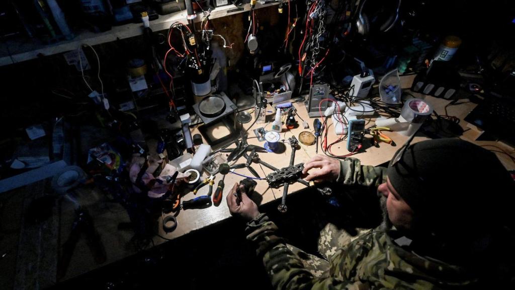 Soldado ucraniano trabajando en drones FPV