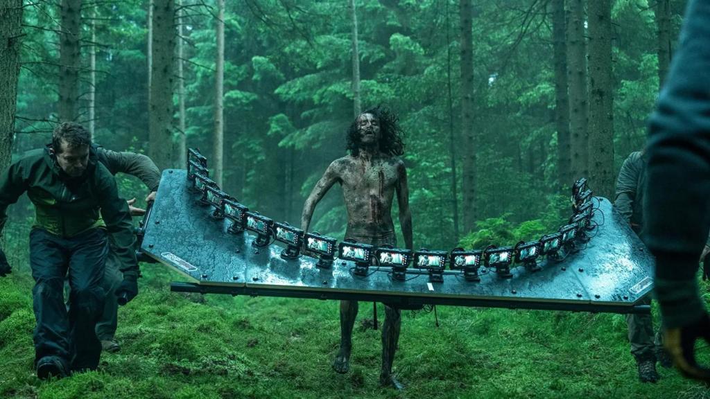 Imagen del soporte especial con 20 modelos de iPhone sobre él.