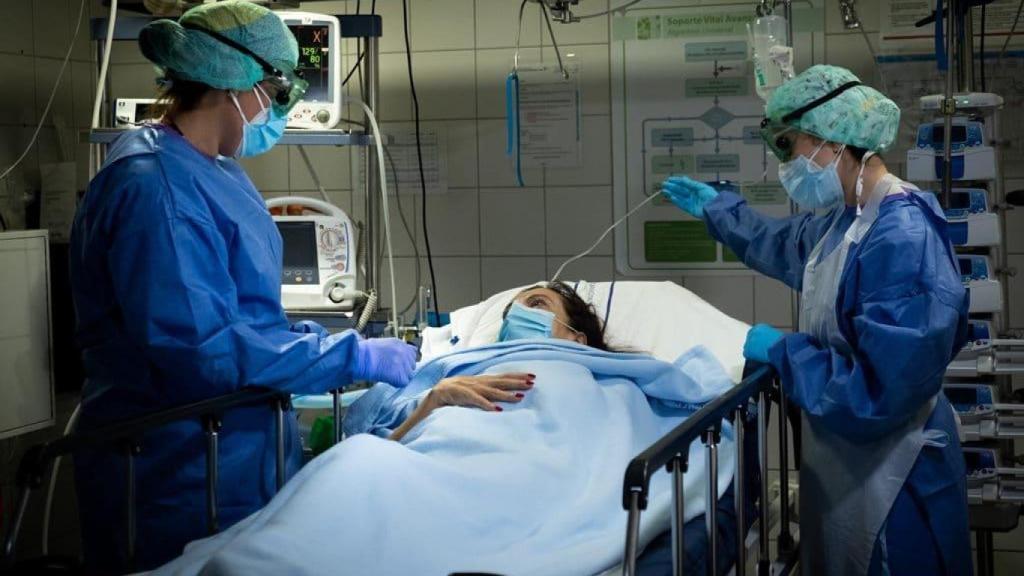 Imagen de archivo de dos sanitarias atendiendo a una mujer.