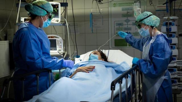 Imagen de archivo de dos sanitarias atendiendo a una mujer.