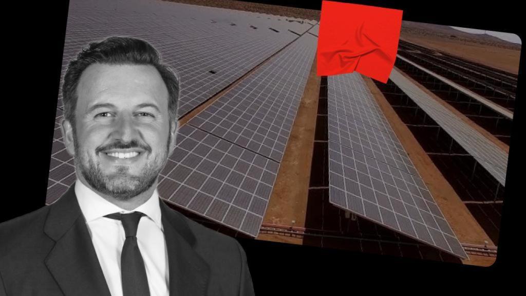 El alcalde de Elche, Pablo Ruz (PP) sobre un fondo de placas solares.