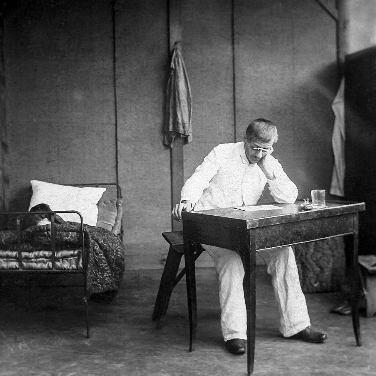 Alfred Dreyfus en su habitación de la Isla del Diablo en 1898, recortado de una estereografía vendida por F. Hamel.